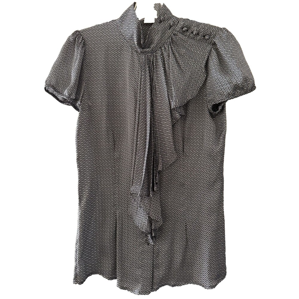 Club Monaco 100% Silk Blouse XS Black/White Chevron Pleated Neck Button Front